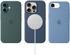 Různé MagSafe doplňky k iPhonu. Jezerně zelený silikonový kryt s MagSafe na iPhone 16, denimový silikonový kryt s MagSafe na iPhone 16 Pro připojený k bílé MagSafe nabíječce, ledově modrý silikonový kryt na iPhone 16e