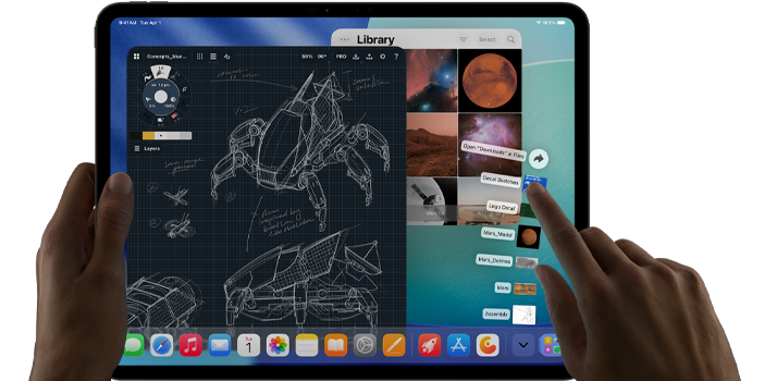iPad Pro, vesmírně černá barva, levá ruka drží zařízení, pravá ruka ukazuje a gesty ovládá okna různých otevřených aplikací, aplikace na kreslení s náčrtky mechanických strojů, knihovna fotek se snímky planet a vesmíru, rozložené zobrazení souborů ve složce stahování