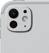iPad Pro, pohled zezadu, stříbrná barva, profesionální fotosoustava s pětičlenným objektivem a adaptivním True Tone bleskem