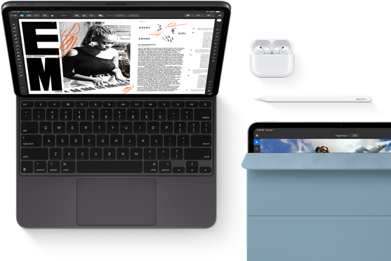 iPad Pro připojený k Magic Keyboardu, pohled zepředu, vesmírně černá barva, zaoblené rohy, černý rámeček displeje, otevřený, na displeji se zobrazuje aplikace na úpravy článků s textem a fotkou ženy hrající hudbu, AirPods 4 v otevřeném pouzdru, modré Smart Folio na iPadu Pro s Apple Pencilem připnutým k horní straně zařízení, pootevřený kryt odhalující displej