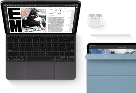 iPad Pro připojený k Magic Keyboardu, pohled zepředu, vesmírně černá barva, zaoblené rohy, černý rámeček displeje, otevřený, na displeji se zobrazuje aplikace na úpravy článků s textem a fotkou ženy hrající hudbu, AirPods 4 v otevřeném pouzdru, modré Smart Folio na iPadu Pro s Apple Pencilem připnutým k horní straně zařízení, pootevřený kryt odhalující displej