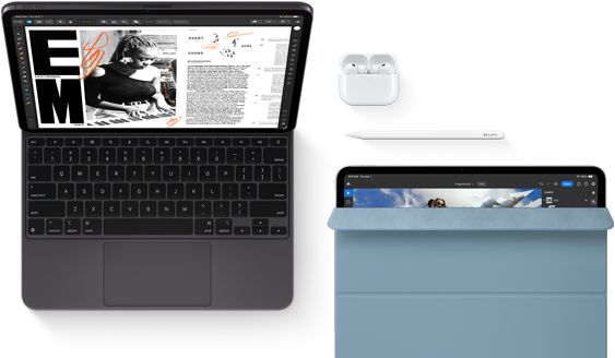 iPad Pro připojený k Magic Keyboardu, pohled zepředu, vesmírně černá barva, zaoblené rohy, černý rámeček displeje, otevřený, na displeji se zobrazuje aplikace na úpravy článků s textem a fotkou ženy hrající hudbu, AirPods 4 v otevřeném pouzdru, modré Smart Folio na iPadu Pro s Apple Pencilem připnutým k horní straně zařízení, pootevřený kryt odhalující displej