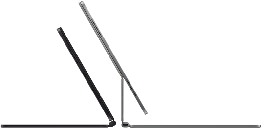 Dva iPady Pro připnuté k Magic Keyboardu, pohled z boku, tenký profil, vesmírně černá barva, reproduktory a USB‑C port, jeden napůl otevřený, druhý ve stříbrné barvě otevřený a nakloněný dozadu, takže je vidět plovoucí konzolová konstrukce klávesnice, reproduktory a mikrofon