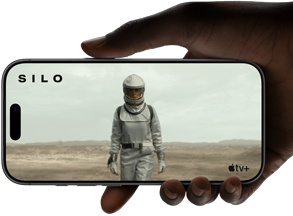 Ruka drží iPhone 17 Pro v orientaci na šířku a na displeji přes celou plochu se přehrává video na ilustraci výdrže baterie