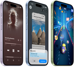 Šikmý pohled zepředu na tři iPhony 17 s viditelnými akčními tlačítky a tlačítky hlasitosti. Na displejích je vidět Apple Music, vizuální inteligence a hraní her