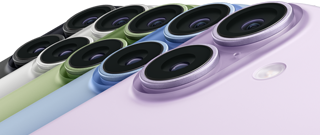 iPhone 17, pohled zezadu, dvojitá Fusion fotosoustava, všech pět barev naskládaných přes sebe: černý, bílý, šalvějově zelený, mlhově modrý a levandulový