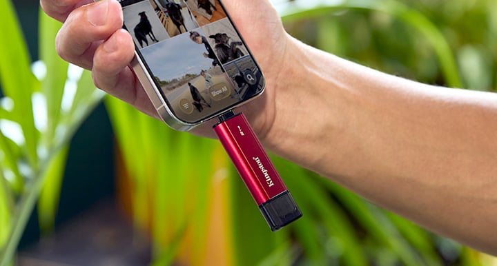 Duální přenosný SSD Kingston připojený k portu USB-C na telefonu
