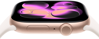 Apple Watch Series 11, růžově zlaté pouzdro z hliníku, ciferník Proud, na pravém boku korunka Digital Crown, mikrofon, boční tlačítko, světle ruměný sportovní řemínek