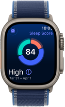 Apple Watch Ultra 3, pouzdro z přírodního titanu, obrazovka spánkového skóre, přehled na kruhovém grafu, uprostřed číselné skóre, řemínek, modrý Trailový tah