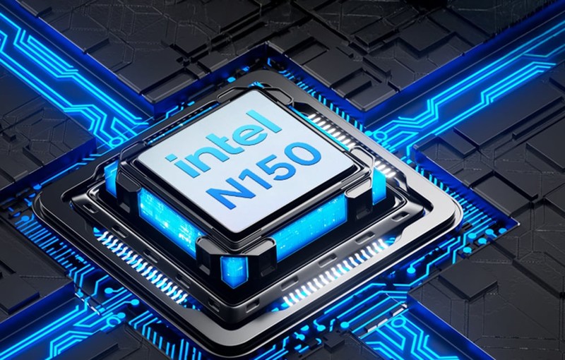 Detail procesoru Intel N150 namontovaného na základní desce s osvětlenými dráhami.