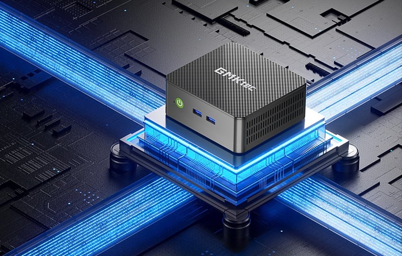 Mini PC GMKtec umístěný na zářící technologické platformě.