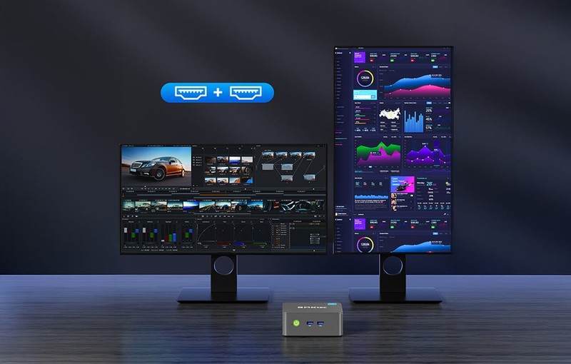 Konfigurace dvou monitorů (jeden vertikální, jeden horizontální) napájená mini PC GMKtec.