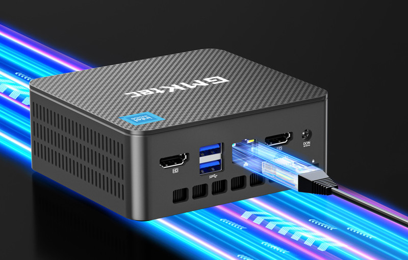 Zadní panel mini PC s viditelnými porty HDMI a USB a připojeným ethernetovým kabelem.