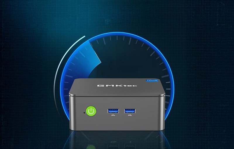 Přední strana mini PC s tlačítkem napájení a porty USB na pozadí grafiky symbolizující rychlost.