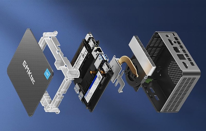 Pohled na rozebrané komponenty mini PC GMKtec, ukazující vnitřek, chladicí systém a skříň.