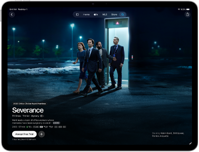iPad Air spredu, na obrazovke je seriál Severance v apke Apple TV