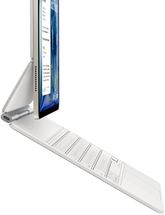 iPad Air v hviezdnej bielej farbe pripojený k bielej klávesnici Magic Keyboard, pohľad zboku
