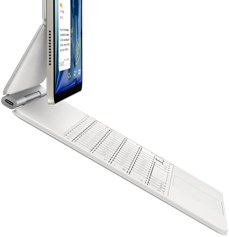 iPad Air v hviezdnej bielej farbe pripojený k bielej klávesnici Magic Keyboard, pohľad zboku