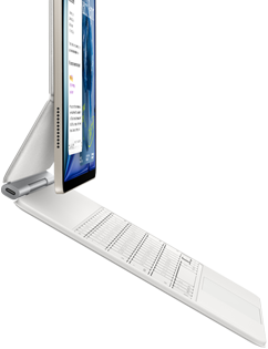 Pohled z boku na hvězdně bílý iPad Air připojený k bílému Magic Keyboardu