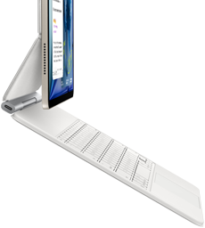 Pohled z boku na hvězdně bílý iPad Air připojený k bílému Magic Keyboardu