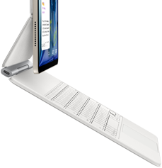 Pohled z boku na hvězdně bílý iPad Air připojený k bílému Magic Keyboardu