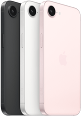 Pohľad zboku a zozadu na čierny, biely a svetloružový iPhone 17e, hore je kamera Fusion, bočné tlačidlo