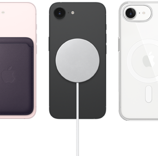 iPhone 17e, pohľad zozadu, svetloružová farba, pripnutá peňaženka z tkaniny FineWoven s MagSafe, iPhone 17e, pohľad zozadu, čierna farba, pripnutá nabíjačka MagSafe, iPhone 17e, pohľad zozadu, biela farba, nasadený priehľadný kryt s MagSafe