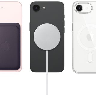 iPhone 17e, pohled zezadu, jemně růžová barva, přicvaknutá peněženka z tkaniny FineWoven s MagSafe, iPhone 17e, pohled zezadu, černá barva, přicvaknutá MagSafe nabíječka, iPhone 17e, pohled zezadu, bílá barva, nasazený průhledný kryt s MagSafe