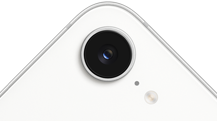iPhone 17e, částečný pohled zezadu, bílá barva, Fusion fotoaparát v horní části