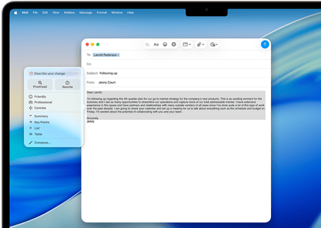Obrazovka MacBooku Air s ukázkou použití Psacích nástrojů Apple Intelligence při psaní e‑mailu