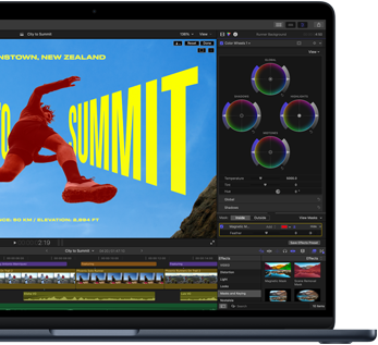 Částečný pohled na obrazovku MacBooku Air s rozpracovanými úpravami videa ukazuje schopnosti čipu M5
