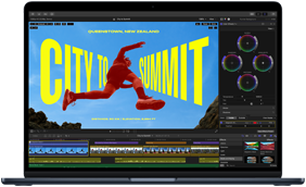 Částečný pohled na obrazovku MacBooku Air s rozpracovanými úpravami videa ukazuje schopnosti čipu M5