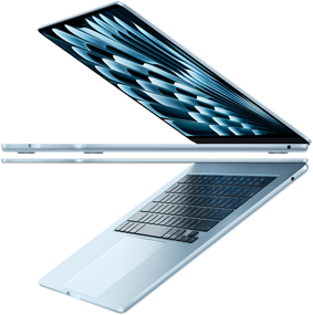 Dva otevřené MacBooky Air v blankytně modré barvě uspořádané do tvaru šipky, ve kterém vyniká jejich tenký profil
