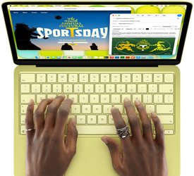 MacBook Neo, citrusově žlutý, ruka na klávesnici, uživatel píše e‑mailovou pozvánku na sportovní akci, vedle je otevřená webová stránka události