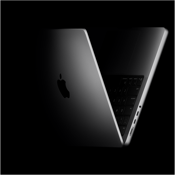 MacBook Pro umístěný ve tvaru V jako odkaz na čipy řady M5