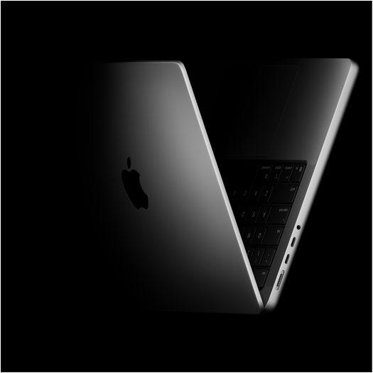 MacBook Pro umístěný ve tvaru V jako odkaz na čipy řady M5