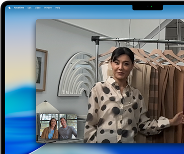 Videohovor na MacBooku Pro, při kterém žena ukazuje dalším dvěma lidem různé látky; centrování záběru ji udržuje uprostřed záběru, zatímco se pohybuje